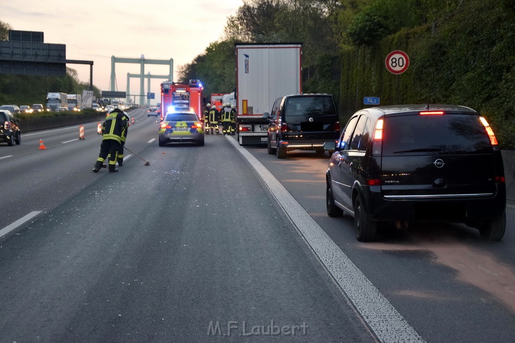 A 4 Rich Olpe vor Rodenkirchener Bruecke Heizoel LKW verliert Heizoel P04.JPG - Miklos Laubert